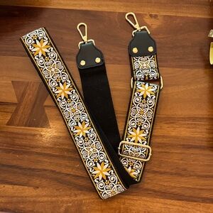 NWOT Adjustable Jacquard Guitar Strap